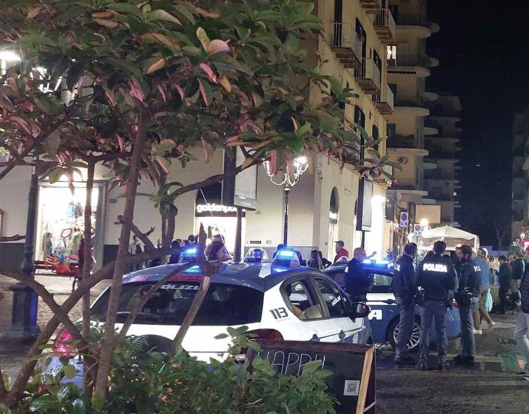 Controlli ai Decumani: 48 persone identificate e sanzioni per 2.000 euro