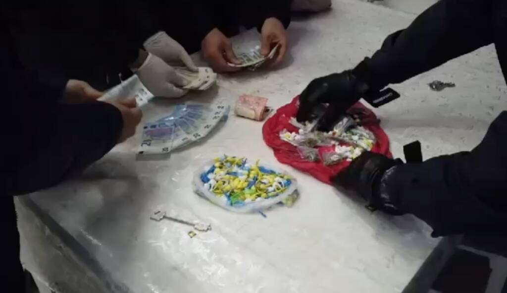 Brusciano, spacciava da una feritoia della porta: arrestato