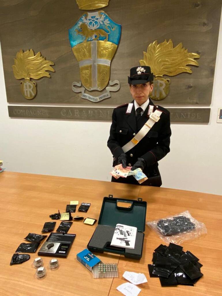 Marcianise, spacciavano droga al bar: arrestati titolare e dipendente