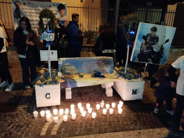 Casal di Principe, fiaccolata in memoria di Ciro Modugno. La mamma Nunzia: ‘Il nostro grido di giustizia non finirà mai’