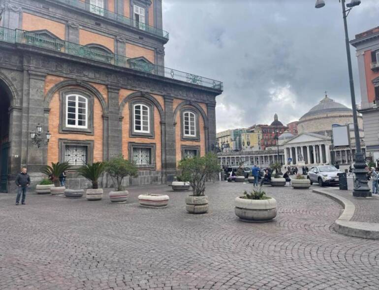 Napoli, fioriere come barriere per difendere l’area pedonale del San Carlo