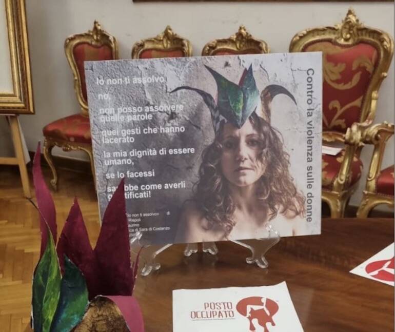 Violenza sulle donne, a Cava il progetto ‘Io non ti assolvo’: dipinti e poesie nelle vetrine