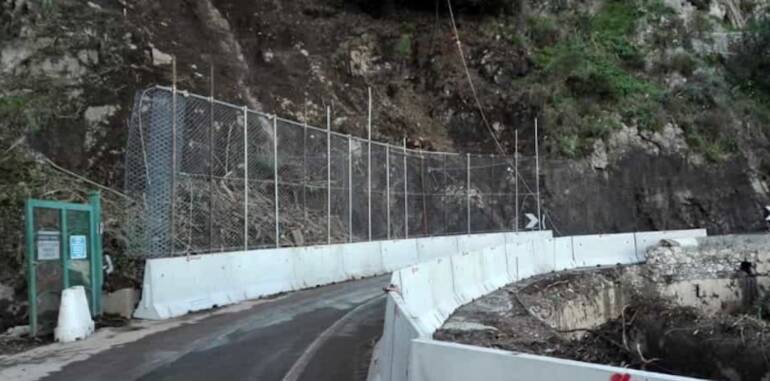 Due frane sulla Statale Amalfitana