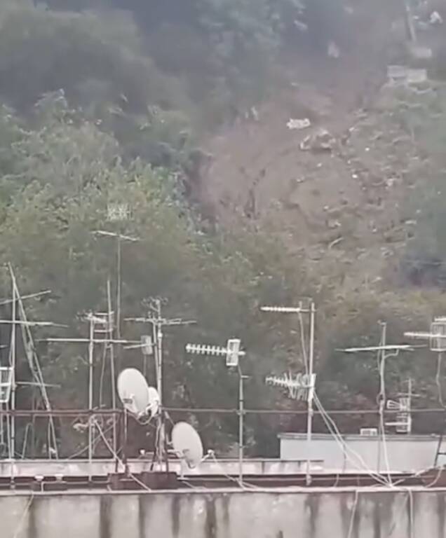 Napoli, una frana da Posillipo minaccia gli abitanti di via Campegna
