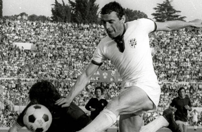 Gigi Riva compie 79 anni: gli auguri di Cagliari e Nazionale per ‘Rombo di Tuono’