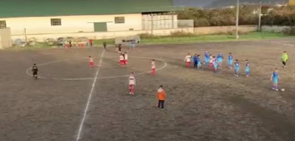 Angri, allenatore di una squadra Under16 picchia gli avversari in panchina