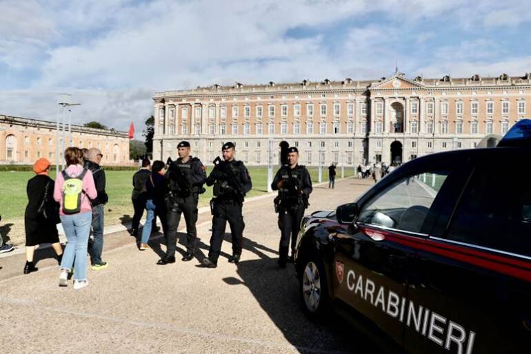 Caserta, festività in sicurezza: servizio preventivo dei reparti speciali dei carabinieri alla Reggia di Caserta