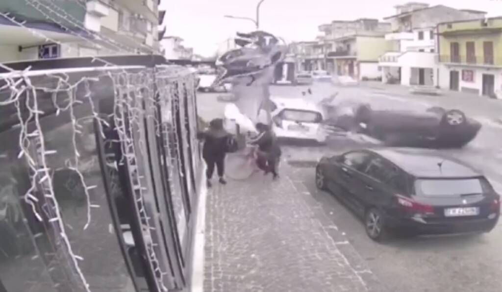 Mariglianella, auto si schianta davanti al bar. Due donne si salvano per miracolo