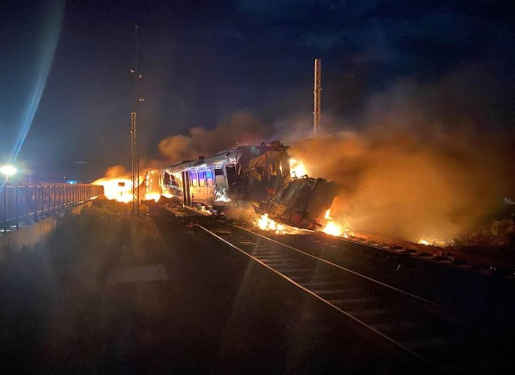 Inferno di fuoco in Calabria: scontro treno camion, due morti e decine di feriti