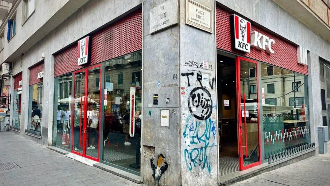 Napoli: irruzione armata nel KFC, banditi entrano ed escono da una botola