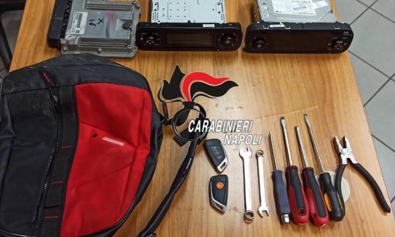 Castellammare, trovati kit per il furto e 8mila euro in contanti