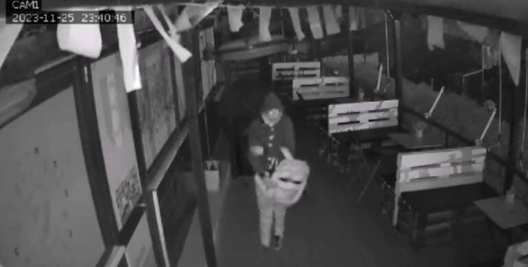 Napoli, ladro ripreso mentre si introduce nel centro sportivo Mario Lenci a Fuorigrotta