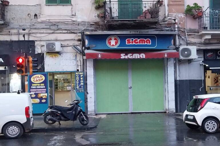 Napoli, partono i lavori di bonifica al supermercato incendiato all’Arenaccia