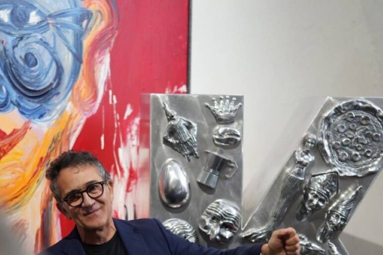 Lello Esposito dedica la sua nuova scultura al caffè di Napoli