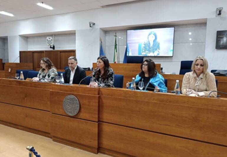 Napoli, imparare giocando a riciclare materiali: il libro magico presentato in Regione