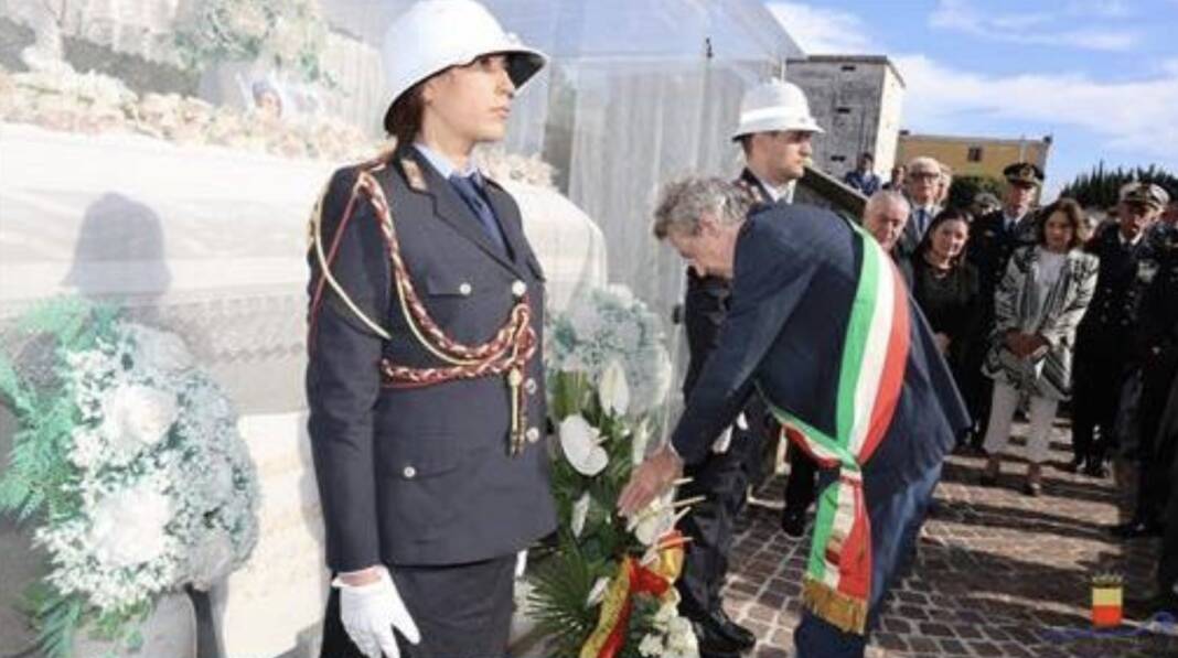 Napoli, il sindaco visita i cimiteri Nuovissimo e Monumentale