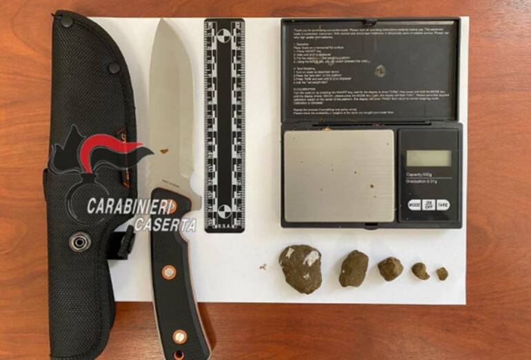 Marcianise, sorpreso con hashish e un coltello da caccia: denunciato