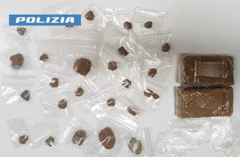 Massa Lubrense, fucili e pistole nell'armadio blindato e droga nascosta: bloccati 2 giovanissimi