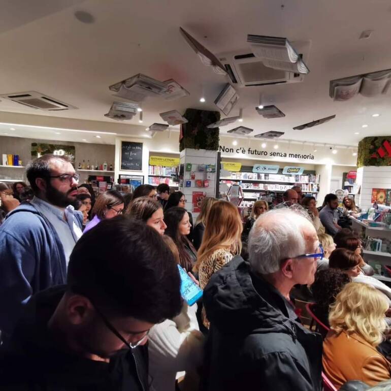 Libri in scena: festa della cultura per il primo anno del caffè letterario della Mondadori di Nola