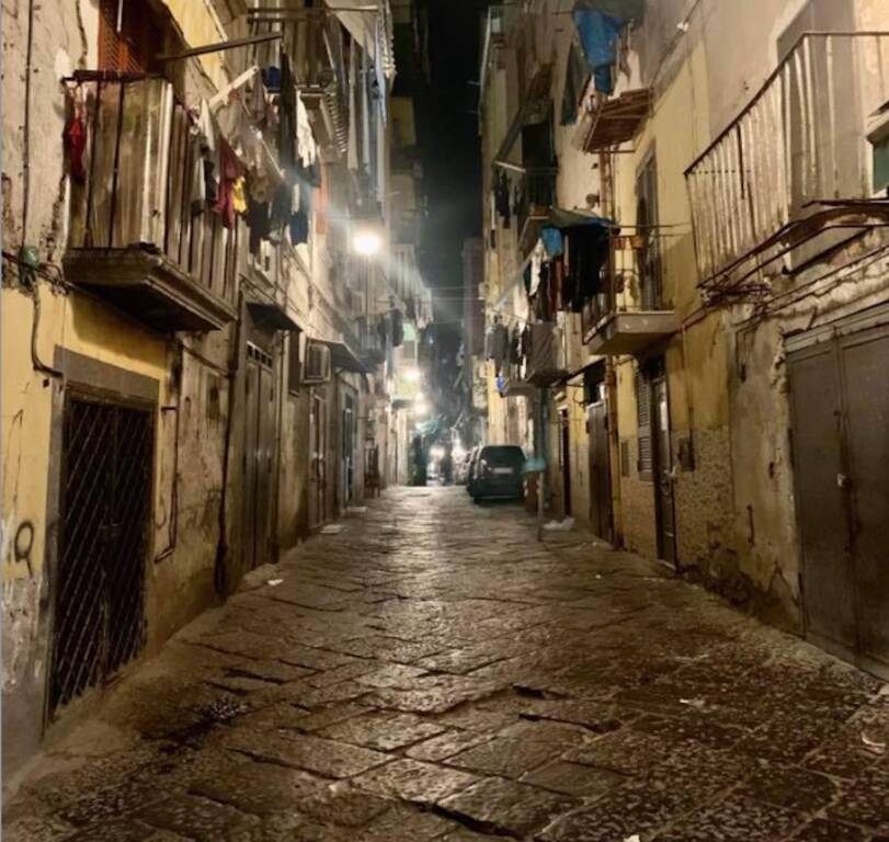 Napoli, turista accoltellato e rapinato ai Quartieri Spagnoli