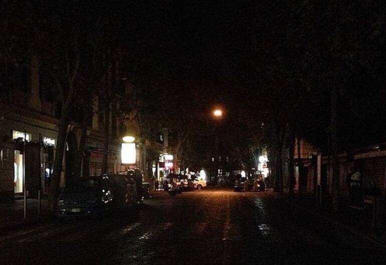 Napoli alcune strade del centro al buio per un guasto: proteste dei cittadini