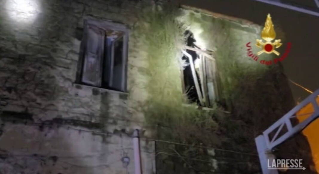Napoli, crollo parziale di un edificio a Marano: evacuate 5 famiglie