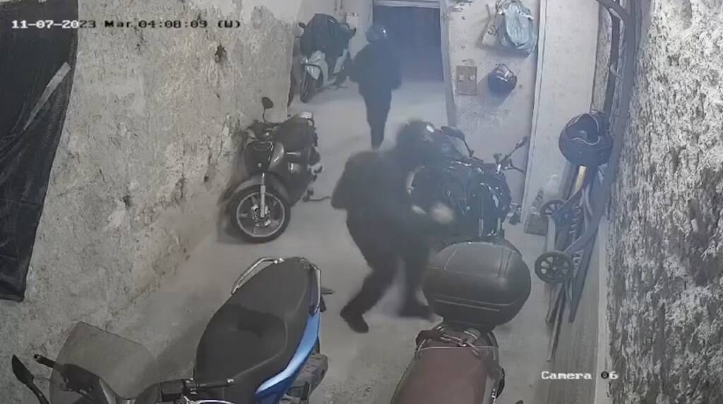 Napoli, aprono la saracinesca e rubano lo scooter in meno di un minuto