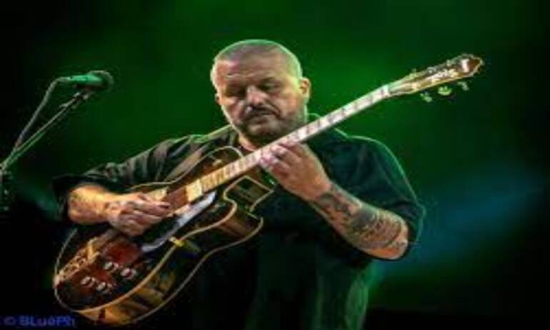 Il nuovo album di Nello Daniele si apre con un omaggio al fratello Pino