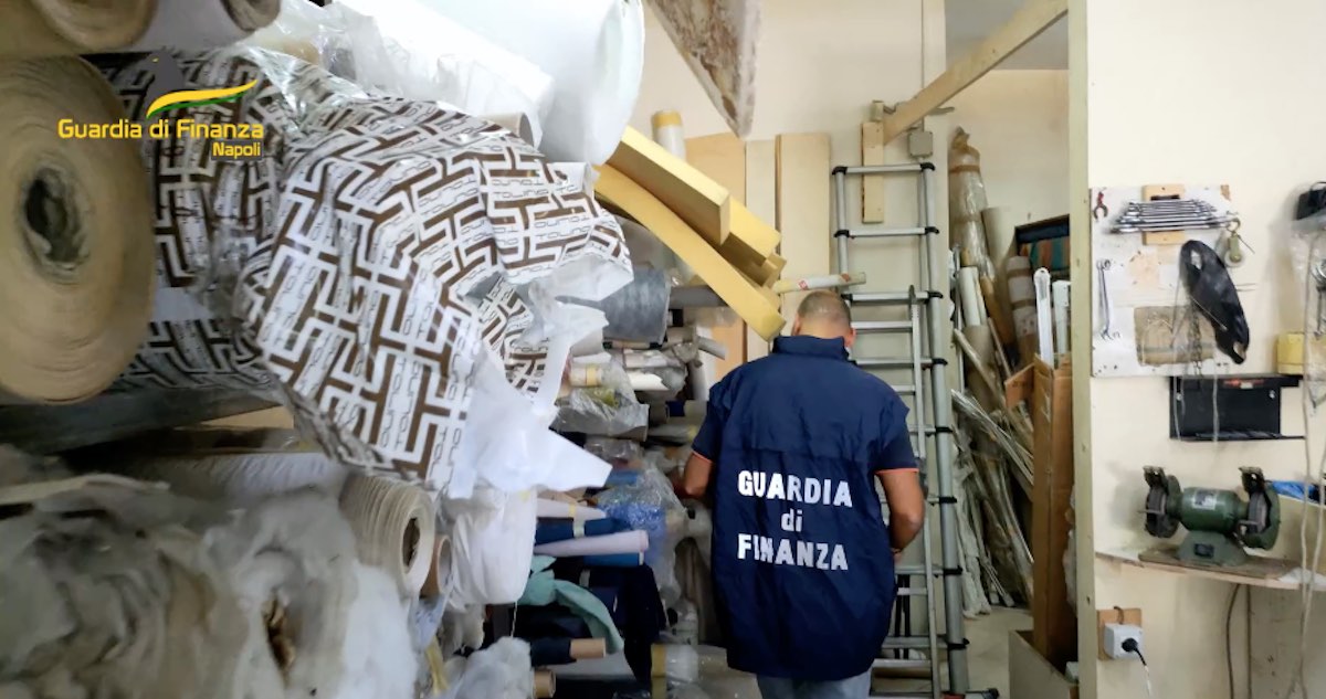 Due fabbriche del falso scoperte nella zona Vesuviana: 3 denunciati
