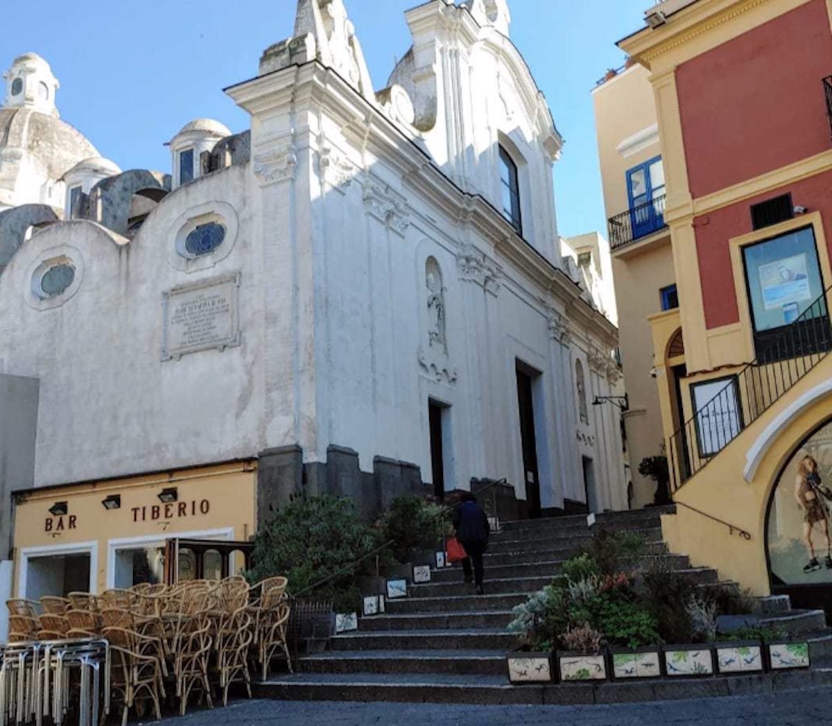 Capri: parrocchia sfratta immobili abitati da meno abbienti