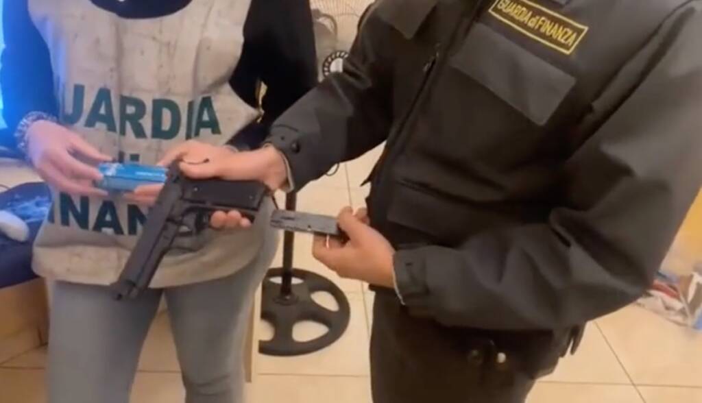 Blitz a Torre Annunziata: sequestrate armi e droga