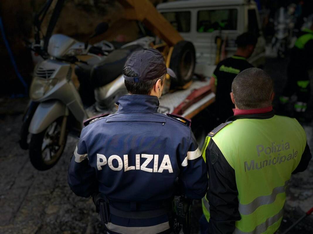 Napoli, rimossi 25 veicoli abbandonati a Salita Capodimonte