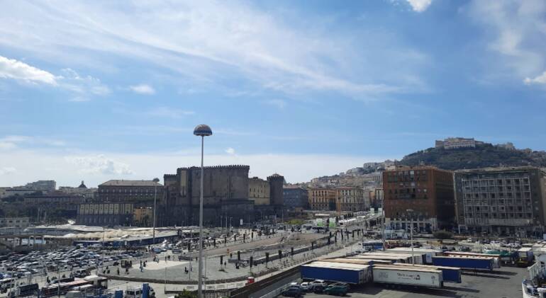 Napoli si prepara ad accogliere 200 nuovi posti barca: al via i campi boe sul Lungomare Partenope