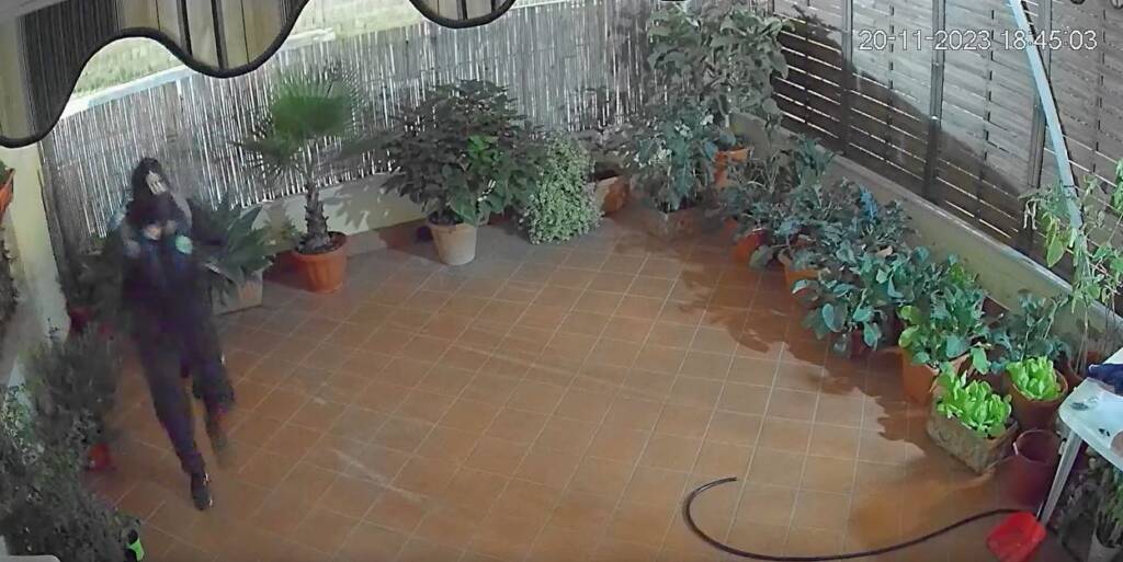 Pozzuoli, il ladro si accorge delle telecamere e scappa