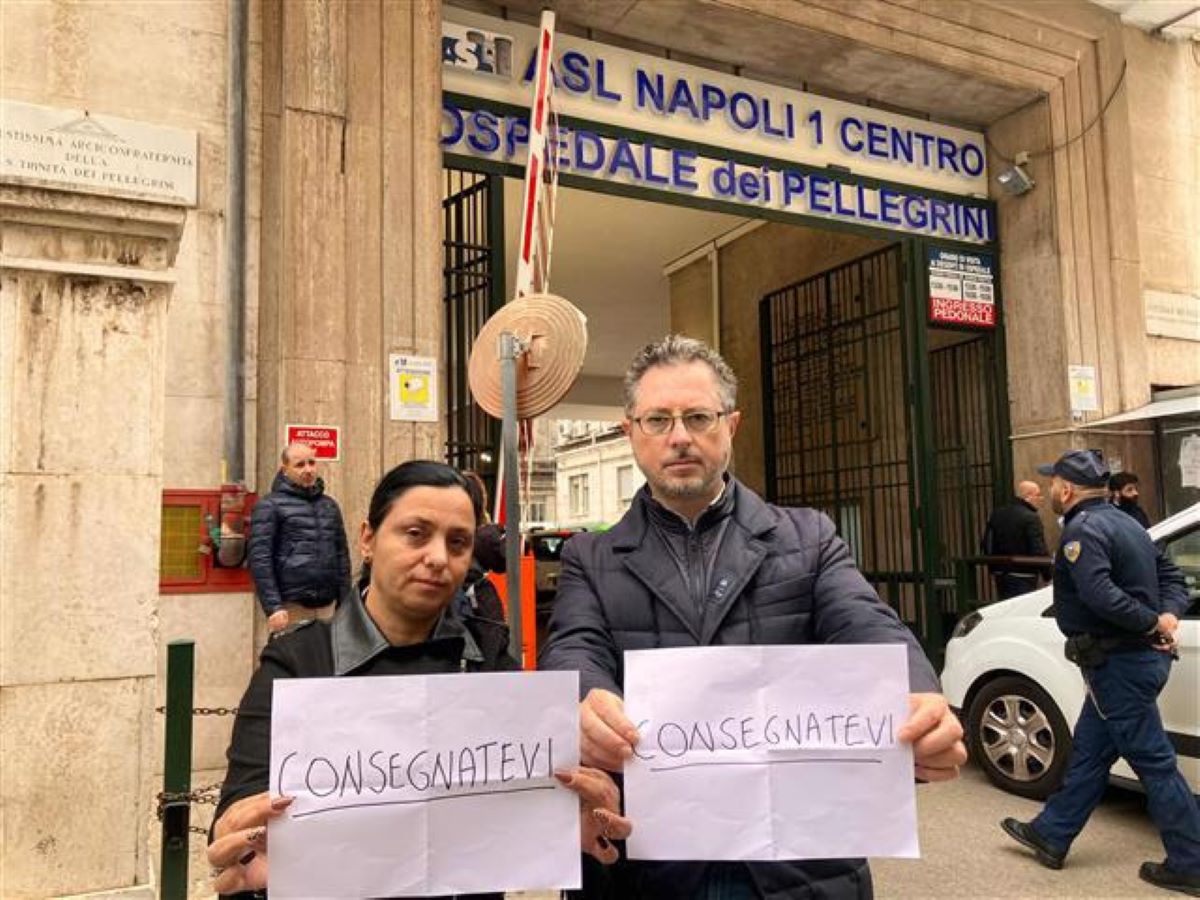 Napoli: giovane accoltellato in Umberto I. Mamma e Borrelli: “Consegnatevi”