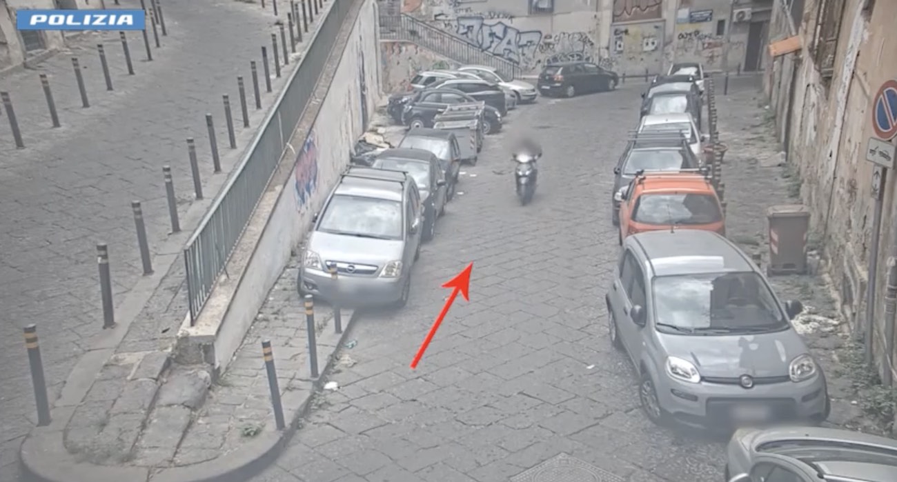 Napoli, rapina una donna in via Pontecorvo: incastrato dal video