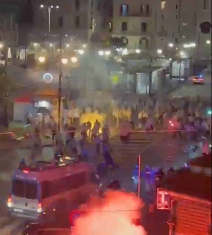 Nuovo saccheggio di Napoli e scontri con la polizia: fermati 11 tifosi tedeschi