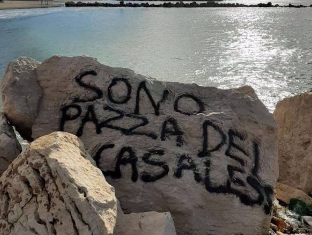 “Sono pazza dei casalesi”- la scritta choc sul litorale del Villaggio Coppola
