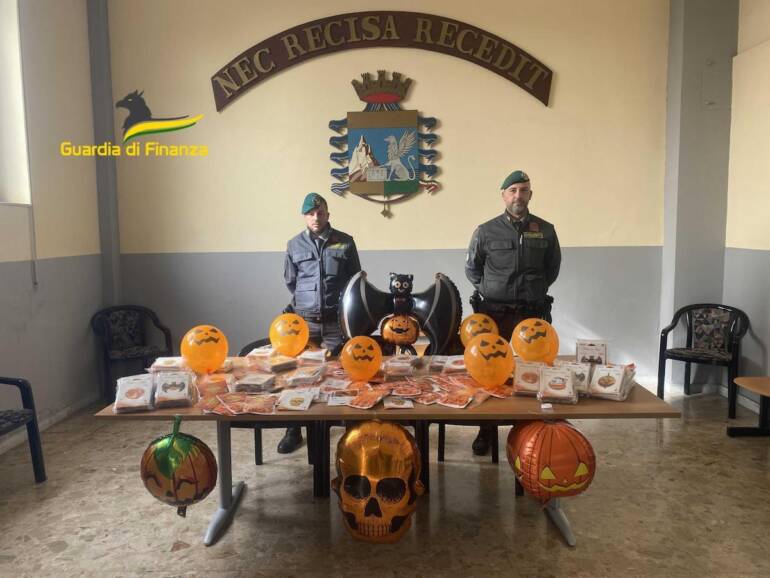 Napoli, sequestrati 100mila prodotti di Halloween non sicuri: 12 denunciati