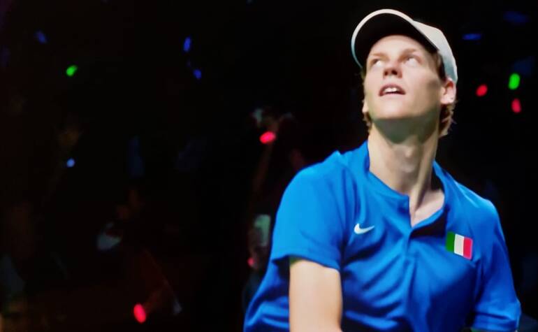 Immenso Sinner: Djokovic battuto, tra Italia e Serbia ora 1-1