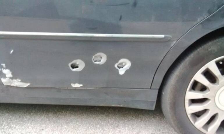 Napoli, lite per viabilità e spara ad automobilista nonostante i bambini in auto : arrestato minorenne