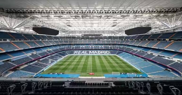 Napoli, avviso ai tifosi: “A Madrid non indossate maglie o sciarpe con logo azzurro”