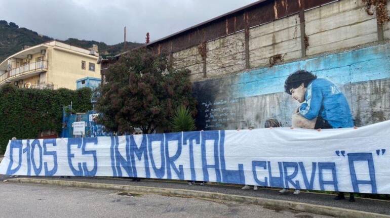 “D10S es immortal”: striscione della Curva A per Maradona al Centro Paradiso