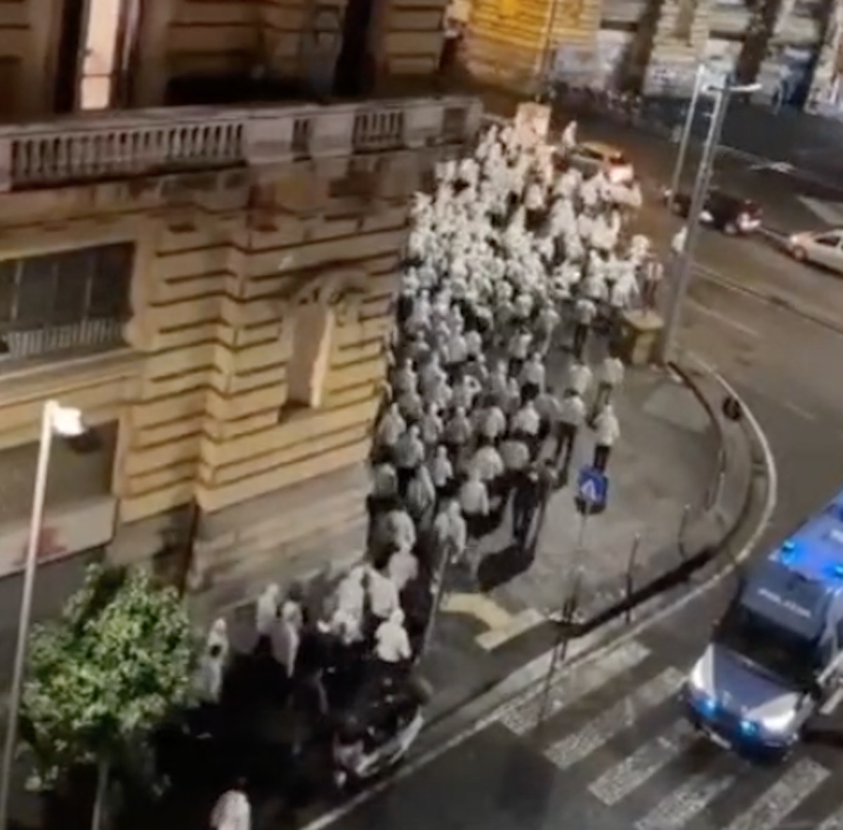 Napoli, la città protesta per il nuovo saccheggio dei tifosi tedeschi