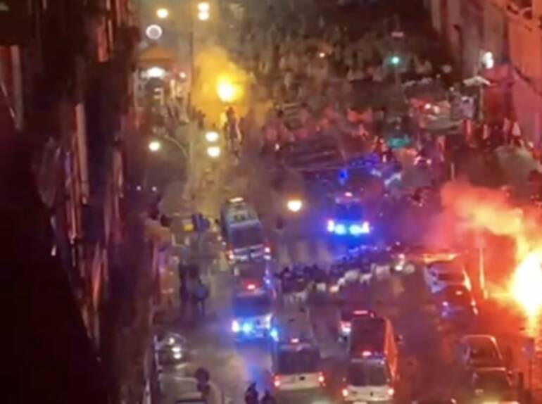 Guerriglia a Napoli, scontri tra tifosi dell’Union Berlino e forze dell’ordine