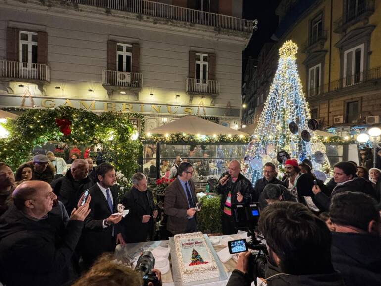 Accese le luci dell’albero di Natale al Gambrinus dedicato a Massimo Troisi