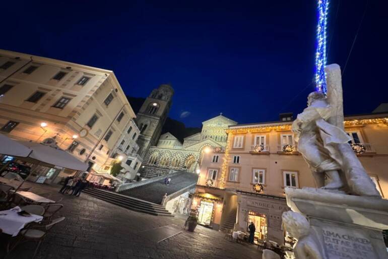 Incanti d’autore ad Amalfi, la rassegna musicale con lo spettacolo sensoriale a lume di candela in Arsenale