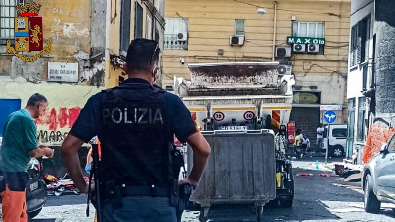 Napoli, controlli anti-illegalità nei mercatini di Porta Nolana