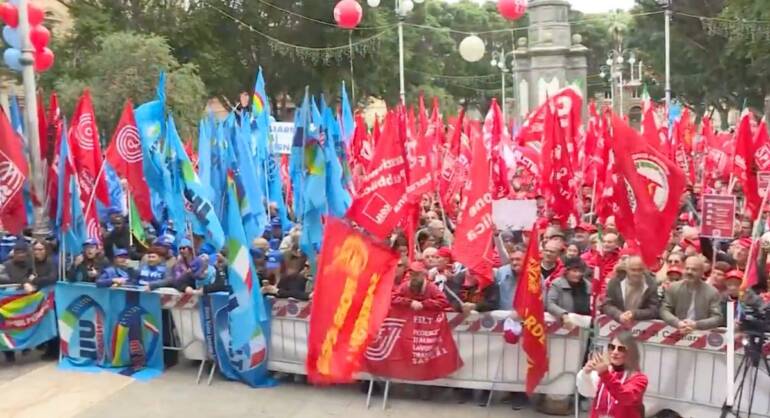Napoli, 30mila persone in piazza per lo sciopero di Cgil e Uil
