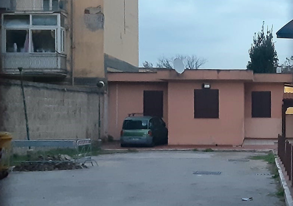 Abusivi occupano alloggi scuola Carbonelli a Napoli, Secondigliano